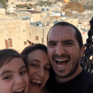 Familia unida en Israel sonriendo