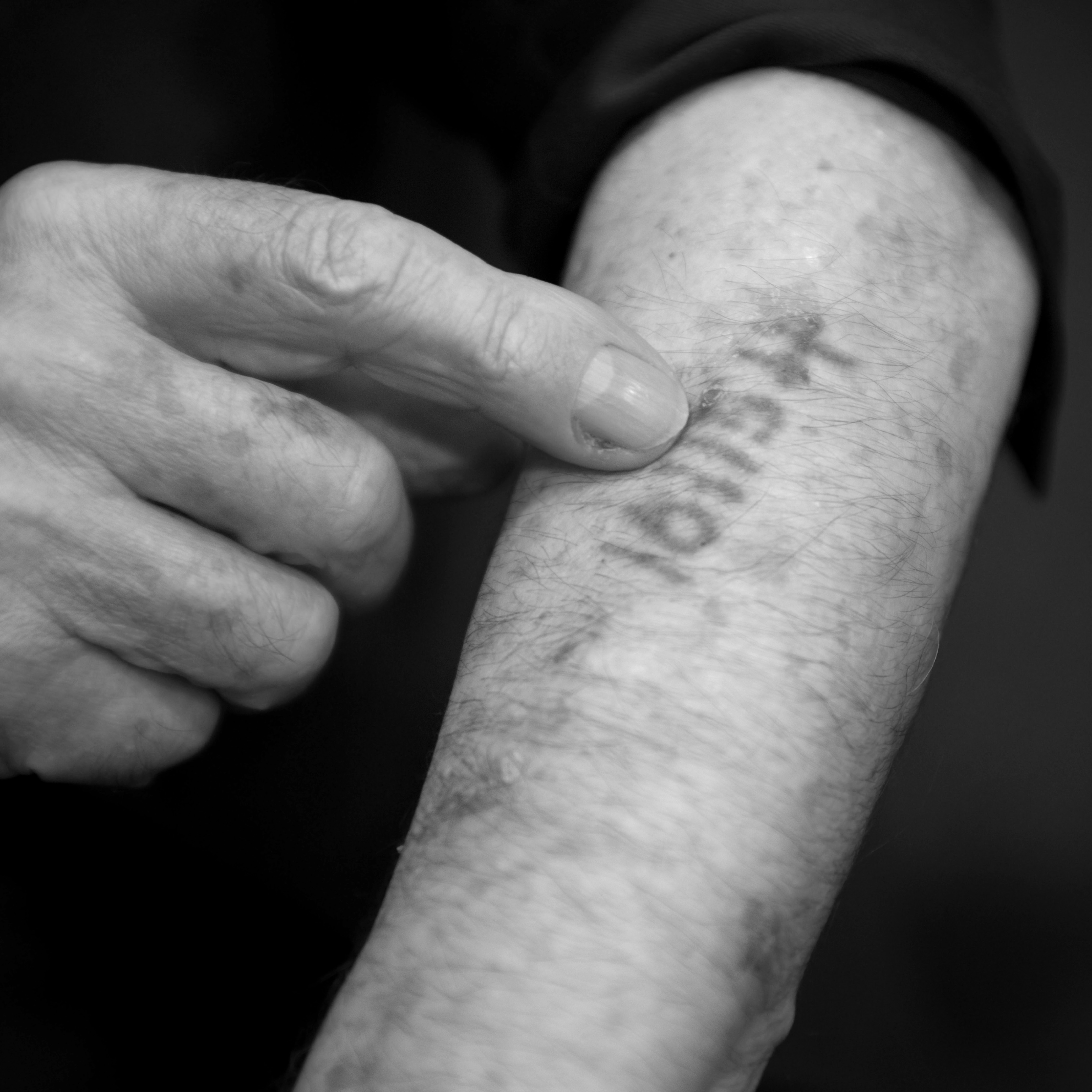 מספר אסיר אוושויץ מקועקע על זרוע