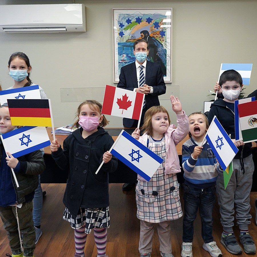 יצחק הרצוג עם עולים קטנטנים שעלו בשנת 2020