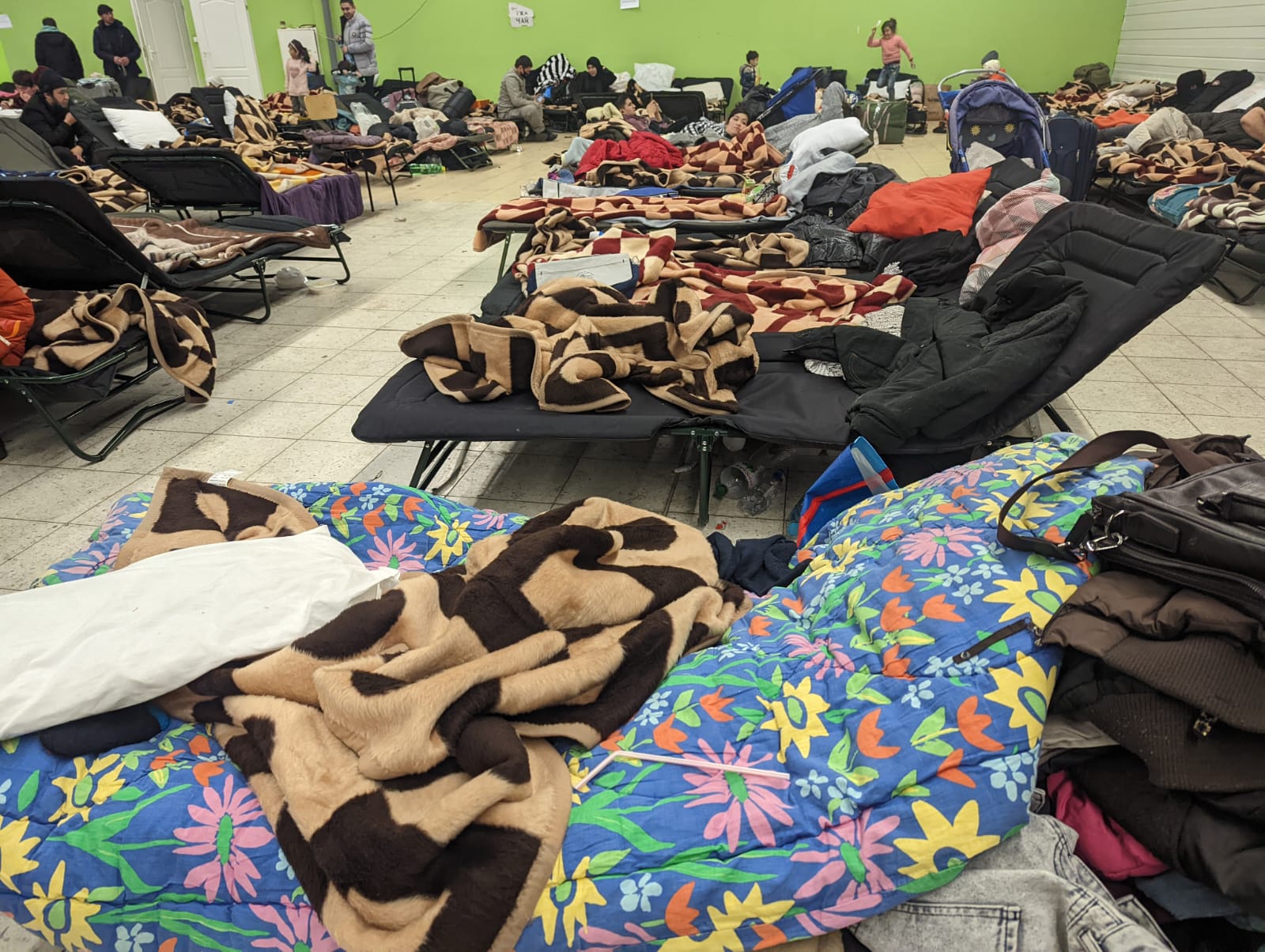 מיטות שדה בתחנת המעבר המאולתרת לפליטים מאוקראינה, בפולין
