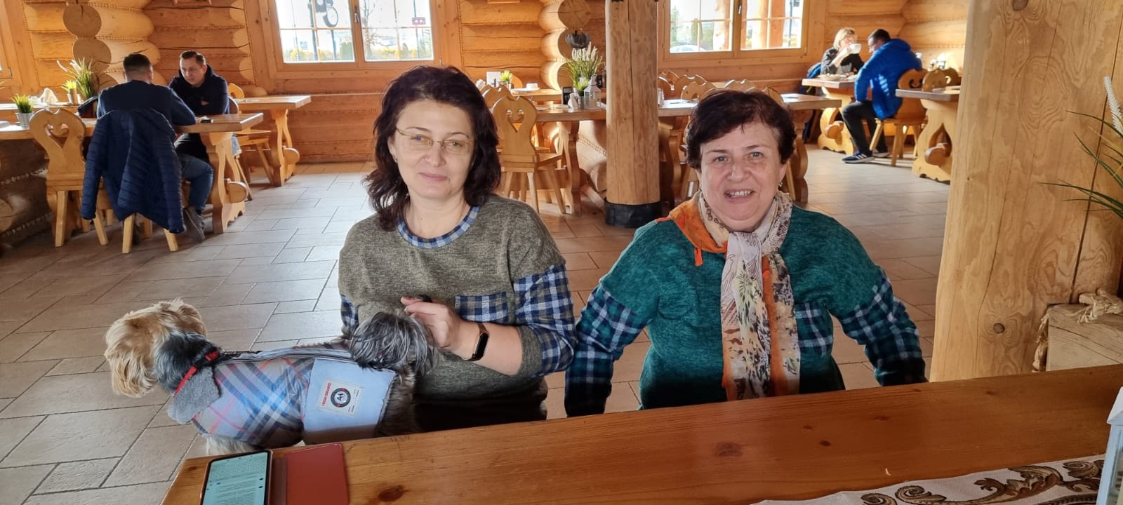 אנה ומאשה שברחו עצמאית מקייב והגיעו לתחנת המעבר בפולין
