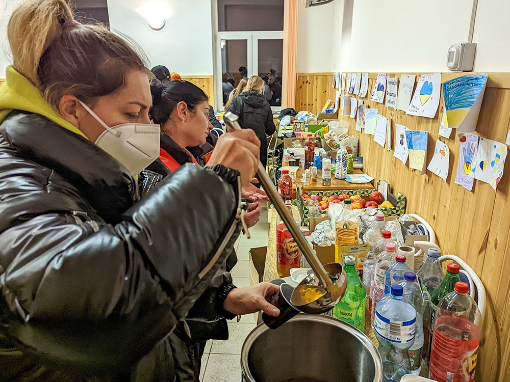 פליטים אוקראינים מקבלים מזון וציוד בסיסי במרכז התמיכה שלנו