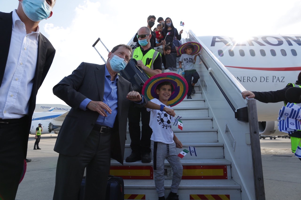 Chairman Hertzog welcomes Mexico charter flight