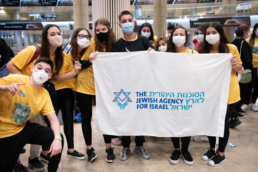 Young Brazilians and Ukrainians olim
