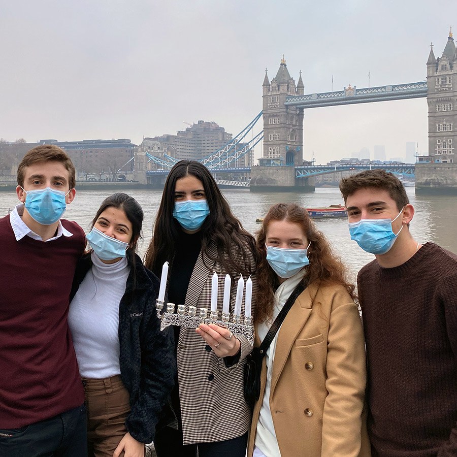 Jewish Agency emissaries serving in London light Hanukkah candles