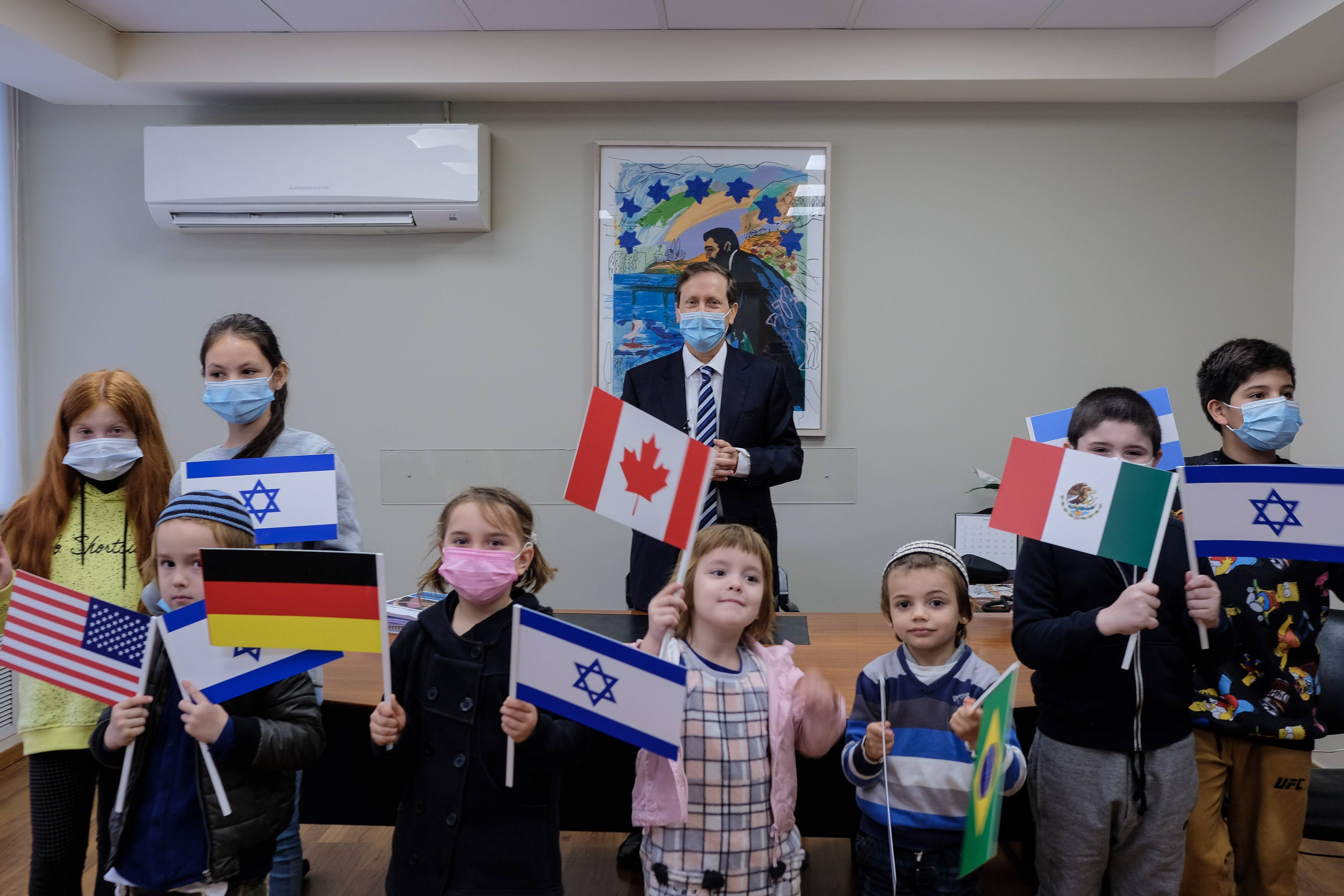 Jewish Agency Chairman Isaac Herzog with Children who immigrated to Israel in 2020