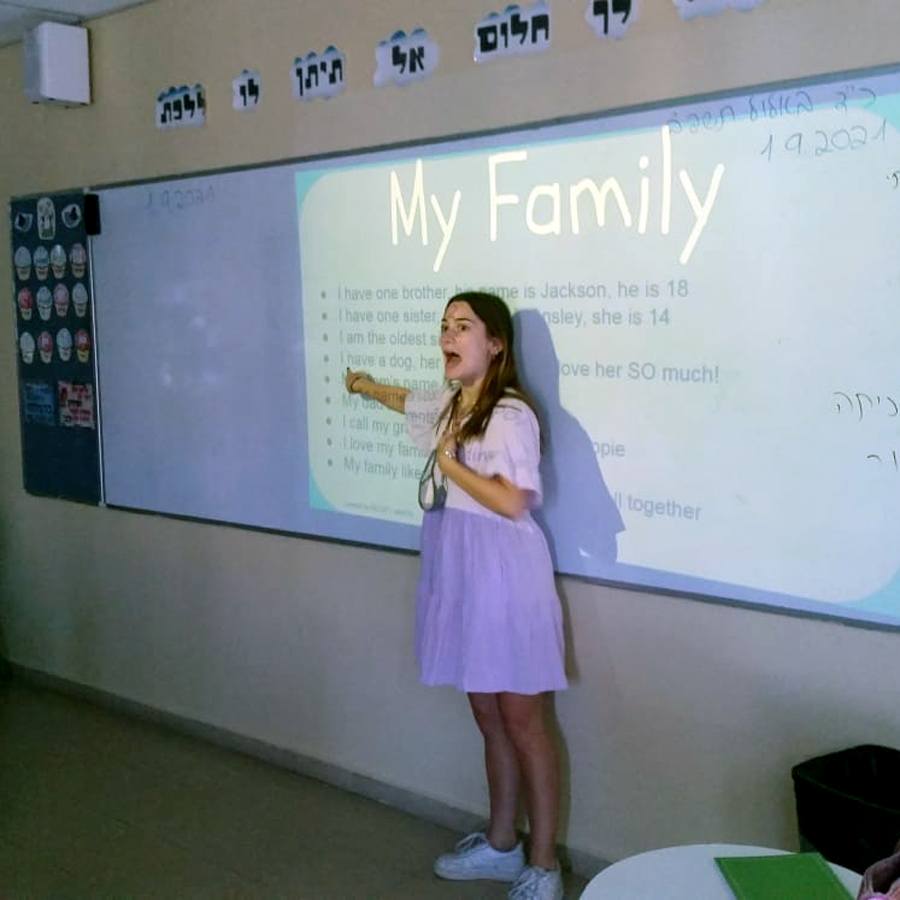 Morgan Evans, Masa Israel Teaching Fellow, in the classroom