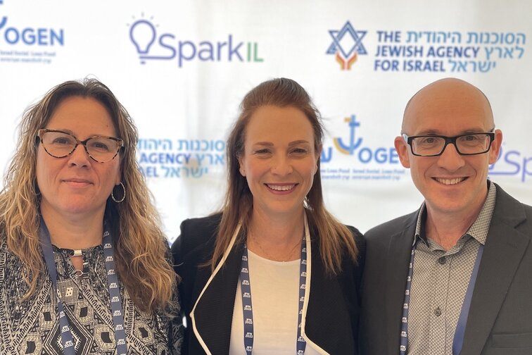 משמאל לימין: אמירה אהרונוביץ, מנכ"לית הסוכנות היהודית; נעמה אורה, מנכ"לית SparkIL; ושגיא בלשה, מנכ"ל קבוצת עוגן, מציינים את השקת SparkIL | תמונה: SparklL