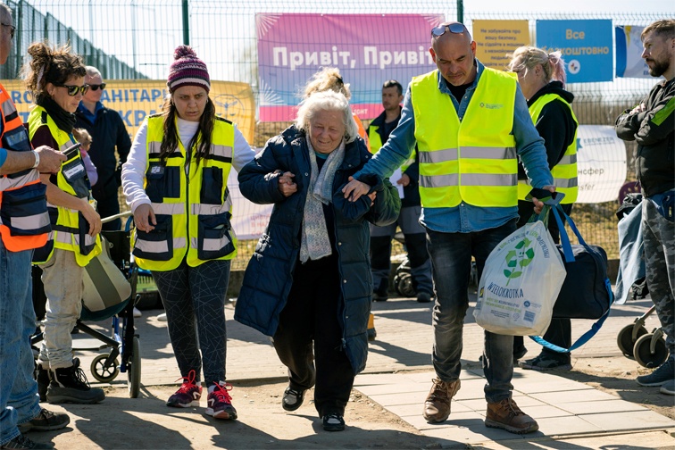 צוות הסוכנות היהודית מסייע לפליטה אוקראינית מבוגרת