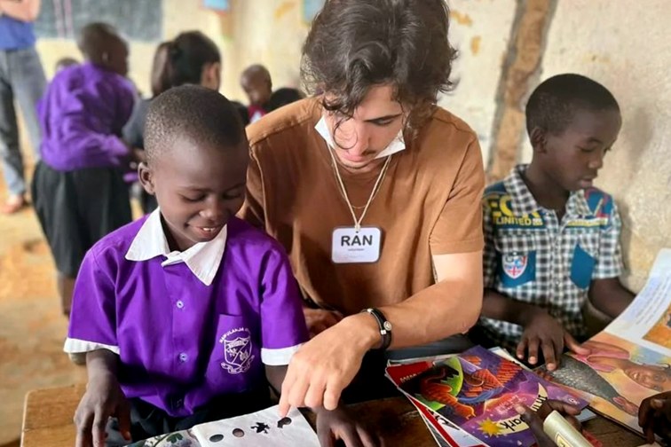מתנדב בפרויקט תן באוגנדה בזמן פעילות עם ילדים