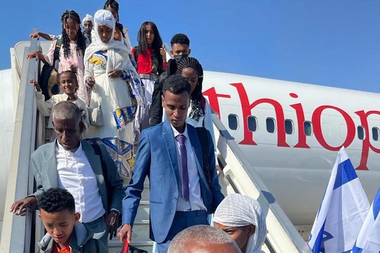Ethiopians disembark the plane upon landing in Israel