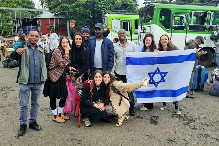 Jewish Agency and Israeli Embassy personnel along with Project TEN volunteers moments before departure from Gondar