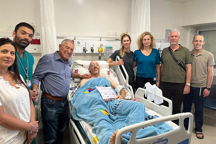 Chairman Doron Almog visits an injured Israeli in the hospital