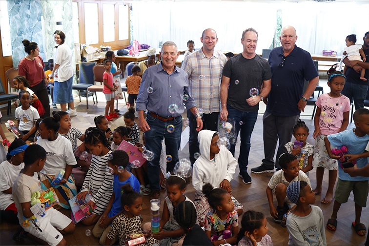 Jewish Agency Chairman Doron Almog visits Ethiopian evacuees from our Ibim Absorption Center at the Park Hotel 