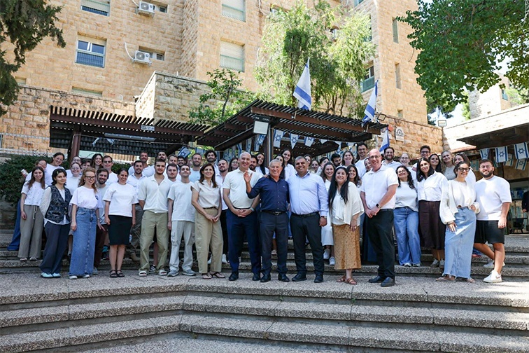 Minister of Aliyah and Integration Ofir Sofer and the Chairman of the Jewish Agency Maj. Gen. (Res.) Doron Almog with new immigrants at Ulpan Etzion in Jerusalem. Minister of Aliyah and Integration Ofir Sofer and the Chairman of the Jewish Agency Maj. Gen. (Res.) Doron Almog with new immigrants at Ulpan Etzion in Jerusalem.